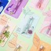وتُبث على الهواء مباشرة على شبكة الإنترنت، عطور من الكرات المزينة، ذات المظهر الرفيع، والتي تُحمل باستمرار على أطفال المدارس details Picture